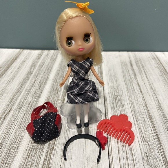 Hasbro Other - Blythe Littlest Pet Shop Hasbro 2010 Buckles Bows #1618 With Accessories